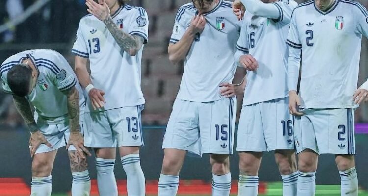 Pemain Timnas Italia tertunduk lemas usai dikalahkan Bosnia dalam adu penalti, Rabu (1/4/2026) dinihari. Foto/hariandisway