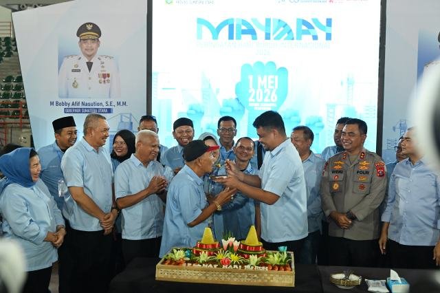Gubernur Sumatera Utara (Sumut) Muhammad Bobby Afif Nasution bersama Wakil Gubernur Sumut Surya, Kapolda Sumut Irjen Pol. Whisnu Hermawan Februanto, Pj. Sekretaris Daerah Sumut Sulaiman Harahap, para perwakilan Forkopimda, serta OPD Pemprov Sumut menghadiri Peringatan Hari Buruh Internasional (MAYDAY) di Gedung Serbaguna Pemprov Sumut jalan Willem Iskandar, Kabupaten Deli Serdang, Jumat (1/5/2026). Foto/Diskominfo Sumut 