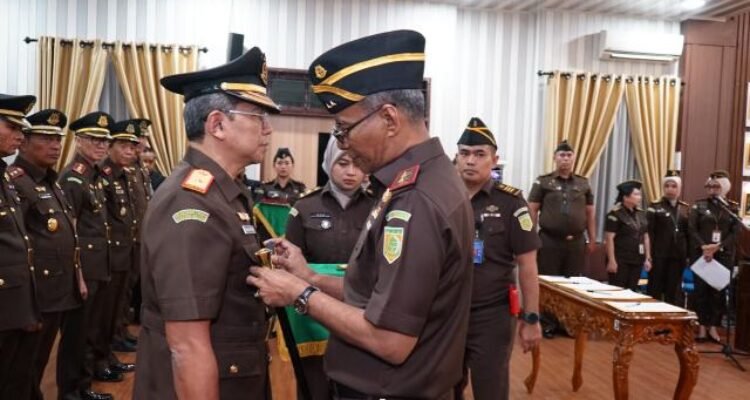 Kepala Kejaksaan Tinggi Sumatera Utara Muhibuddin, SH.,MH melantik Wakil Kepala Kejaksaan Tinggi Sumatera Utara, Asisten Tindak Pidana Umum hingga tujuh Kepala Kejaksaan Negeri (Kajari) se-wilayah hukum Kejaksaan Tinggi Sumatera Utara, Selasa (5/5/2026).