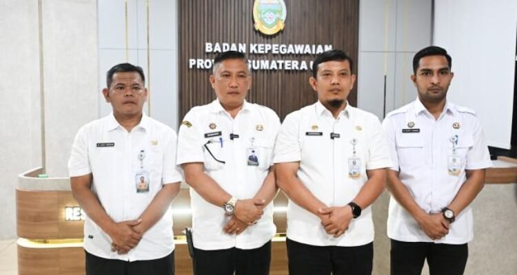 Plt Kepala Badan Kepegawaian Pemerintahan Provinsi Sumatera Utara (Sumut) Chusnul Fanany Sitorus bersama Kepala Dinas Kominfo Sumut Erwin Hotmansah Harahap, saat memberi keterangan terkait kekeliruan informasi tentang pembukaan 9.759 formasi CPNS pada tahun 2026 oleh Pemprov Sumut, di Kantor Bapeg Sumut, Jalan Tengku Daud, Medan, Rabu (6/5/2026). Foto/Diskominfo Sumut