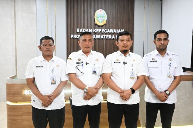 Plt Kepala Badan Kepegawaian Pemerintahan Provinsi Sumatera Utara (Sumut) Chusnul Fanany Sitorus bersama Kepala Dinas Kominfo Sumut Erwin Hotmansah Harahap, saat memberi keterangan terkait kekeliruan informasi tentang pembukaan 9.759 formasi CPNS pada tahun 2026 oleh Pemprov Sumut, di Kantor Bapeg Sumut, Jalan Tengku Daud, Medan, Rabu (6/5/2026). Foto/Diskominfo Sumut