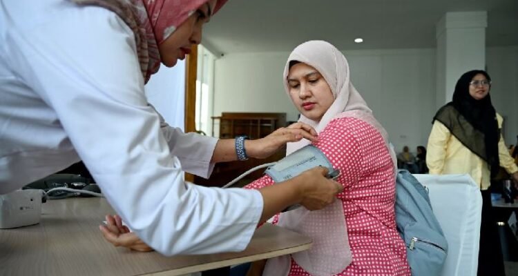 Ratusan Aparatur Sipil Negara (ASN) antusias mengikuti kegiatan vaksinasi kanker serviks yang digelar Korps Pegawai Republik Indonesia (Korpri) Sumut berkolaborasi dengan Biofarma, di Lobby Dekranasda, Kantor Gubernur Sumut Jalan Diponegoro Nomor 30 Medan, Rabu (6/5/2026). Foto/Diskominfo Sumut