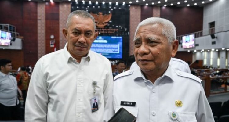 Wakil Gubernur Sumut Surya didampingi Pj Sekdaprov Sumut Sulaiman Harahap saat wawancara usai Rapat Paripurna DPRD Sumut  di Gedung Rapat Paripurna DPRD Sumut, Jalan Imam Bonjol, Medan, Rabu (6/5/2026). Foto/Diskominfo Sumut 