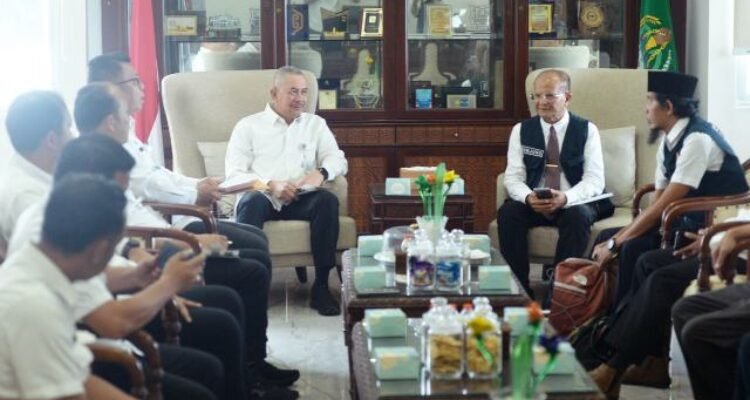 Pj Sekretaris Daerah Provinsi Sumatera Utara (Sumut) Sulaiman Harahap menerima audiensi Forum Pengurangan Resiko Bencana (FPRB) Provinsi Sumut di Ruang Kerja Lantai 9 Kantor Gubernur Sumut Jalan Diponegoro Kota Medan, Rabu (6/5/2023). FPRB berharap mendapatkan arahan lebih lanjut dari Pemerintah Provinsi Sumut untuk menyusun konsep penanggulangan yang lebih komprehensif ke depannya. Foto/Diskominfo Sumut 