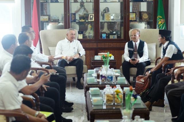 Pj Sekretaris Daerah Provinsi Sumatera Utara (Sumut) Sulaiman Harahap menerima audiensi Forum Pengurangan Resiko Bencana (FPRB) Provinsi Sumut di Ruang Kerja Lantai 9 Kantor Gubernur Sumut Jalan Diponegoro Kota Medan, Rabu (6/5/2023). FPRB berharap mendapatkan arahan lebih lanjut dari Pemerintah Provinsi Sumut untuk menyusun konsep penanggulangan yang lebih komprehensif ke depannya. Foto/Diskominfo Sumut 