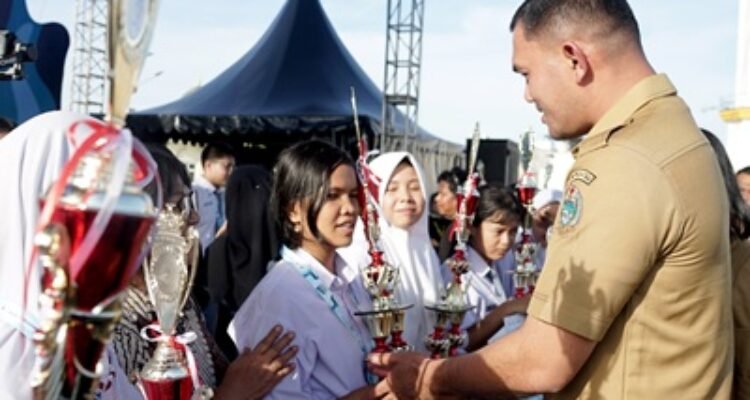 Kepala Dinas Pendidikan Provinsi Sumatera Utara (Sumut) Alexander Sinulingga mewakili Gubernur Sumut menutupan Gebyar dan Expo Pendidikan Sumut di Lapangan Astaka, Jalan Willem Iskandar, Deliserdang, Senin (4/5/2026). Foto/Diskominfo Sumut