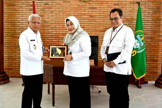 Foto Wagub Sumut Terima Kepala Perwakilan BKKBN Wilayah Sumut 1 Wakil Gubernur Sumatera Utara (Sumut) Surya, menerima audiensi Kepala Perwakilan Badan Kependudukan dan Keluarga Berencana Nasional (BKKBN) Wilayah Sumut, Fatmawati di Pendopo Lantai 9, Kantor Gubernur Sumut, Jalan Pangeramn Diponegoro Medan, Rabu (13/5/2026).