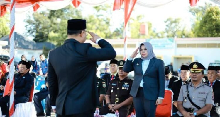 Wakil Bupati Mandailing Natal (Madina) Atika Azmi Utammi Nasution didaulat sebagai inspektur atau pimpinan upacara peringatan Hari Pendidikan Nasional (Hardiknas) Tahun 2026 di pelataran Masjid Agung Nur Ala Nur Aek Godang, Desa Parbangunan, Panyabungan, Sabtu (2/5/2026).