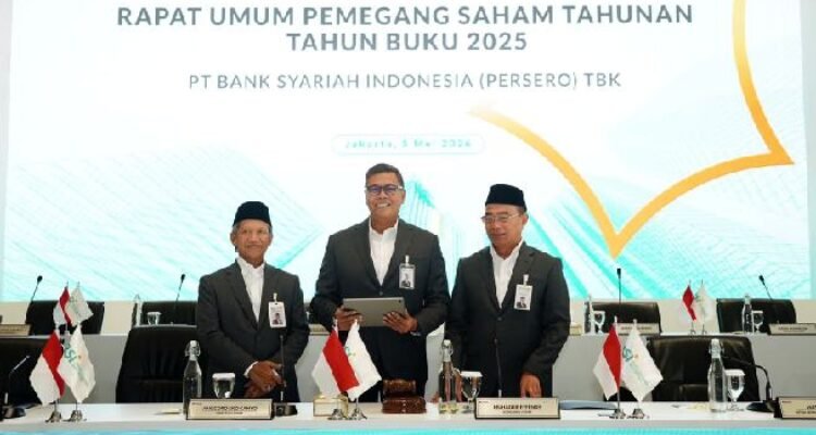 Direktur Utama BSI Anggoro Eko Cahyo (tengah) bersama Ketua Dewan Pengawas Syariah BSI KH Hasanudin (kiri) dan Komisaris Utama BSI Muhadjir Effendy (kanan) berbincang bersama sesaat sebelum RUPST Tahun Buku 2025 di Kantor BSI Tower, Jakarta, Selasa (5/5/2026).