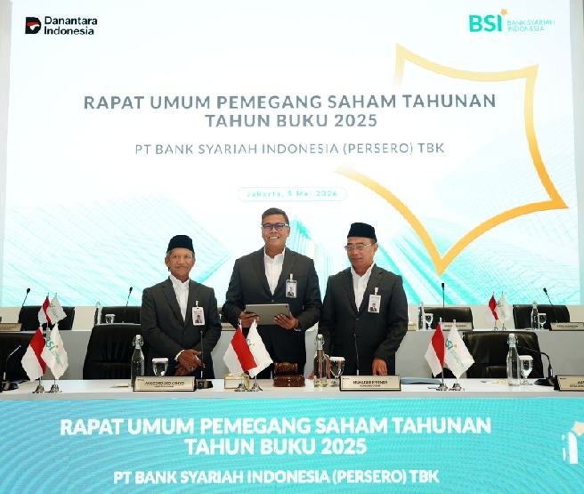 Direktur Utama BSI Anggoro Eko Cahyo (tengah) bersama Ketua Dewan Pengawas Syariah BSI KH Hasanudin (kiri) dan Komisaris Utama BSI Muhadjir Effendy (kanan) berbincang bersama sesaat sebelum RUPST Tahun Buku 2025 di Kantor BSI Tower, Jakarta, Selasa (5/5/2026).