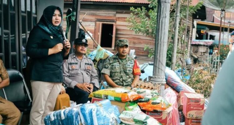 Wakil Bupati Mandailing Natal (Madina) Atika Azmi Utammi Nasution menyerahkan bantuan untuk korban kebakaran di Desa Lumban Pinasa, Kecamatan Siabu, Selasa (5/5/2026).