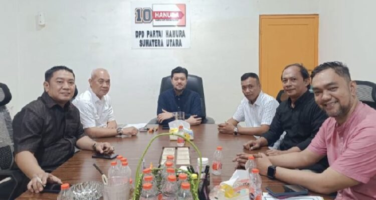 Ketua Dewan Pimpinan Daerah (DPD) Partai Hati Nurani Rakkyat (Hanura) Sumut, El Adrian Shah SE.,M.IP, ketika menerima kunjungan silaturahmi jurnalis senior Idrus Djunaidi SH, di Kantor DPD Hanura Sumut, Selasa (5/5/2026).