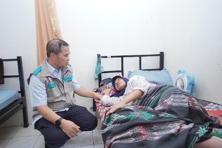 General Manager PLN UID SUMUT, Mundhakir saat menjenguk pasien a.n Safrida di Rumah Singgah YBM PLN yang sedang berjuang melakukan pemulihan sejak Januari 2026.