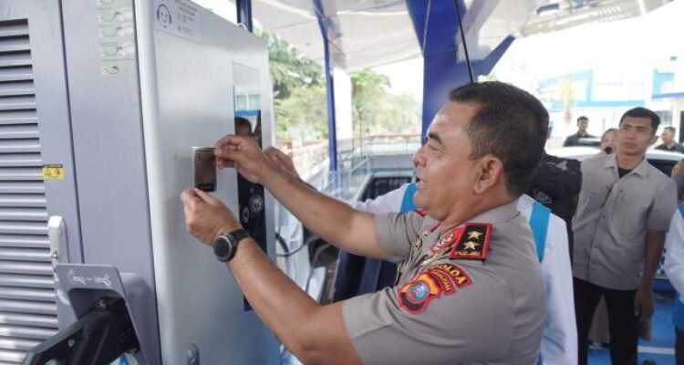 Kepala Kepolisian Daerah Sumatera Utara, Irjen Pol. Whisnu Hermawan Februanto, S.I.K., M.H. saat melakukan pemasangan Barcode unit SPKLU tanda beroperasinya Unit SPKLU Fast Charging