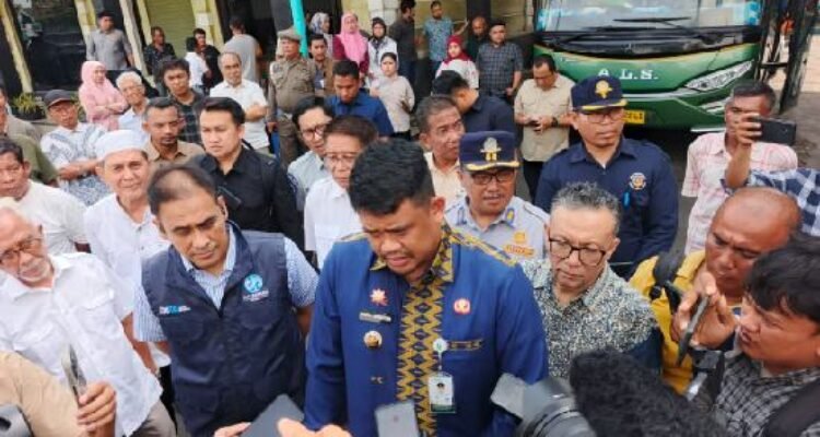 Gubernur Sumatera Utara Bobby Nasution saat hadir ke Pool atau Kantor Pusat Bus ALS Jalan Sisingamangaraja Medan, Kamis (7/5/2026).