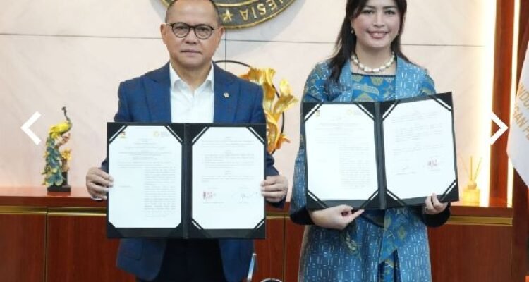 Menteri P2MI, Drs. H. Mukhtarudin, bersama Rektor UNPRI, Prof. Dr. Chrismis Novalinda Ginting, M.Kes usai menandatangani MoU.