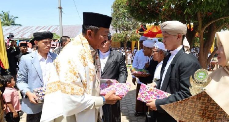 Bupati Mandailing Natal (Madina) H. Saipullah Nasution memotivasi para santri Pondok Pesantren Darul Ikhlas lulusan tahun 2026 atau angkatan ke-34 pada acara penamatan di Kelurahan Dalan Lidang, Kecamatan Panyabungan, Minggu (31/5/2026).