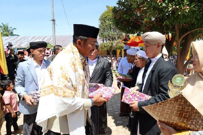 Bupati Mandailing Natal (Madina) H. Saipullah Nasution memotivasi para santri Pondok Pesantren Darul Ikhlas lulusan tahun 2026 atau angkatan ke-34 pada acara penamatan di Kelurahan Dalan Lidang, Kecamatan Panyabungan, Minggu (31/5/2026).