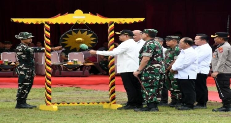Gubernur Sumatera Utara (Sumut) Muhammad Bobby Afif Nasution memimpin upacara pembukaan Karya Bakti Skala Besar di Lapangan Pelita, Gunungsitoli, Rabu (6/5/2026). Foto/Diskominfo Sumut 