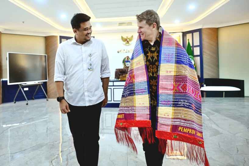 IMG_20260516_212038 Gubernur Sumatera Utara (Sumut) Muhammad Bobby Afif Nasution menerima kunjungan kehormatan Duta Besar Australia untuk Indonesia, Rod Brazier, di Ruang Kerja Gubernur lantai 10 Kantor Gubernur Sumut, Jalan Diponegoro Nomor 30, Medan, Selasa (12/5/2026).