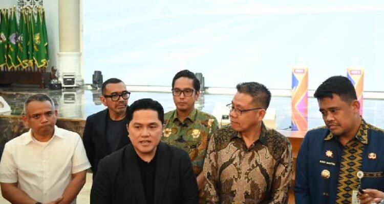 Direktur Utama PT Bank Sumut (Perseroda), Heru Mardiansyah bersama Ketua Umum PSSI Erick Thohir dan Gubsu Bobby Nasution pada drawing grup Piala AFF U19 atau ASEAN U-19 Boys’ Bank Sumut Championship 2026 di Aula Raja Inal Siregar, Kantor Gubernur Sumut, Kamis (7/5/2026)