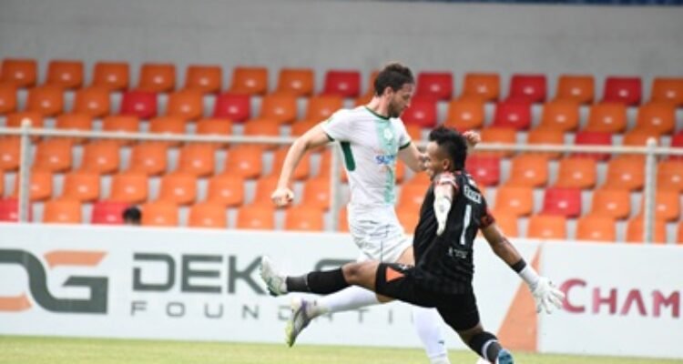 Felipe Cadenazzi, penyerang PSMS Medan melewati kipper Persiraja.