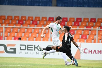 Felipe Cadenazzi, penyerang PSMS Medan melewati kipper Persiraja.