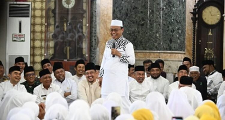 Gubernur Sumatera Utara (Sumut) Muhammad Bobby Afif Nasution didampingi Wakil Gubernur Sumut Surya, Pj Sekdaprov Sumut Sulaiman Harahap, Ketua TP PKK Sumut Kahiyang Ayu, Staf Ahli 1 TP PKK Sumut Titiek Sugiharti, serta para Organisasi Perangkat Daerah Sumut dan perwakilan Forkopimda mengikuti Pengajian Akbar yang menghadirkan Penceramah Nasional Ustaz Das'ad Latif di Mesjid Raya Al-Mashun, Medan, Selasa (5/5/2026). Kegiatan ini merupakan rangkaian acara Peringatan Hari Jadi Ke-78 Provinsi Sumatera Utara. Foto/Diskominfo Sumut