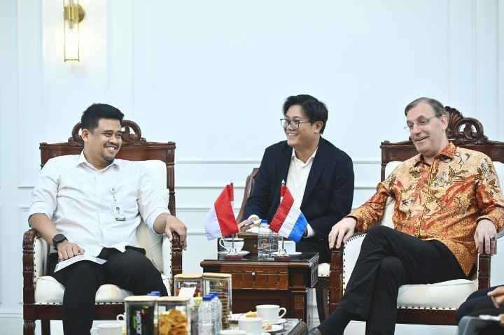 Screenshot_2026-05-16-22-01-03-74_99c04817c0de5652397fc8b56c3b3817 Gubernur Sumatera Utara (Sumut) M. Bobby Afif Nasution saat menerima kunjungan Wakil Kepala Misi Kedutaan Besar Kerajaan Belanda di Jakarta, Adriaan Palm, di Ruang Kerja Gubernur lantai 10 Kantor Gubernur Sumut, Jalan Diponegoro Nomor 30, Medan, Selasa (12/5/2026).