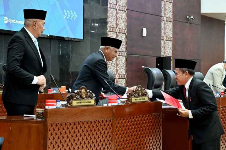 Wakil Gubernur Sumatera Utara (Sumut) Surya, didampingi Pj Sekdaprov Sumut Sulaiman Harahap mengikuti Rapat Paripurna Pengesahan dan Penyampaian Keputusan DPRD Sumut tentang Rekomendasi terhadap LKPj Gubernur Sumut Akhir TA 2025, di Gedung DPRD Sumut, Jalan Imam Bonjol Medan, Senin (11/5/2026).