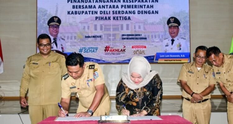 Wakil Bupati Deliserdang, Lom Lom Suwondo, menandatangani kesepakatan bersama dengan sejumlah perguruan tinggi guna memperkuat sinergi dalam peningkatan kualitas sumber daya manusia, pengembangan inovasi, serta percepatan pembangunan daerah berbasis ilmu pengetahuan. Foto/ Diskominfostan Deliserdang.