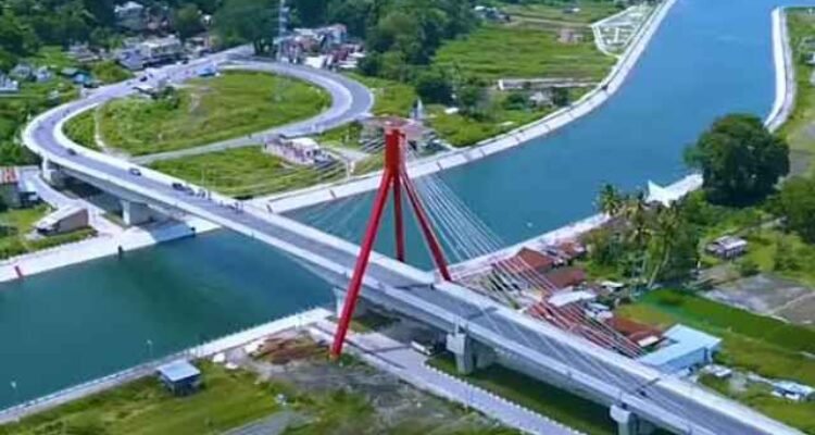 Jembatan Tano Ponggol yang menghubungkan daratan Pulau Samosir dengan Pulau Sumatera.