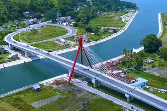 Jembatan Tano Ponggol yang menghubungkan daratan Pulau Samosir dengan Pulau Sumatera.