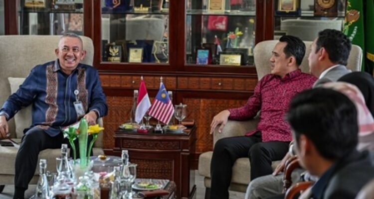 Penjabat Sekretaris Daerah Provinsi (Sekdaprov) Sumatera Utara (Sumut) Sulaiman Harahap di dampingi OPD menerima kunjungan Delegasi Pulau Penang, Malaysia, di Ruang Kerja Sekda Sumut, Kantor Gubernur Sumut, Jalan Pangeran Diponegoro Nomor 30 Medan, Kamis (4/6/2026). Foto/Diskominfo Sumut