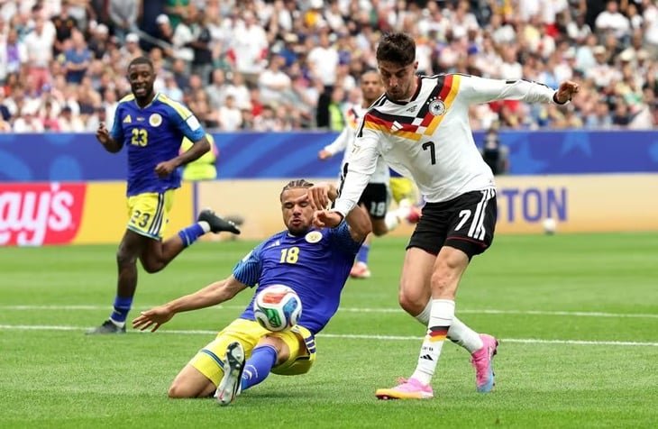 Pemain Timnas Curacao berusaha menghadang laju pemain Timnas Jerman dalam laga penyisihan Grup E Piala Dunia 2026. Dalam pertandingan tersebut Jerman menang dengan skor fantastis 7-1. Foto: google.