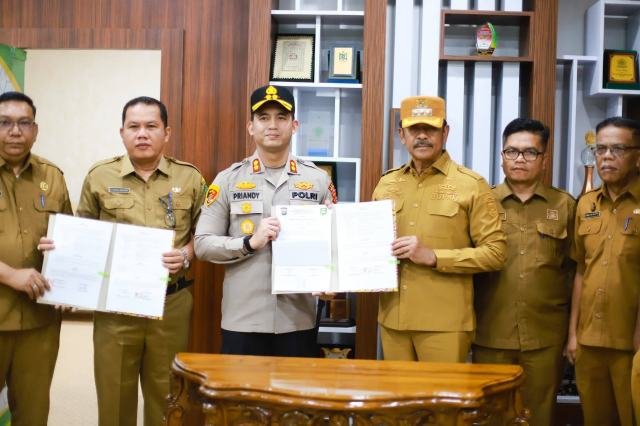 Bupati H. Saipullah Nasution dan Kapolres AKBP Bagus Priandy menandatangani MoU Perlindungan Anak Serta Pemberantasan Perdagangan Orangdi Ruang Kerja Bupati, Kompleks Perkantoran Payaloting, Panyabungan, Selasa (2/6/2026).