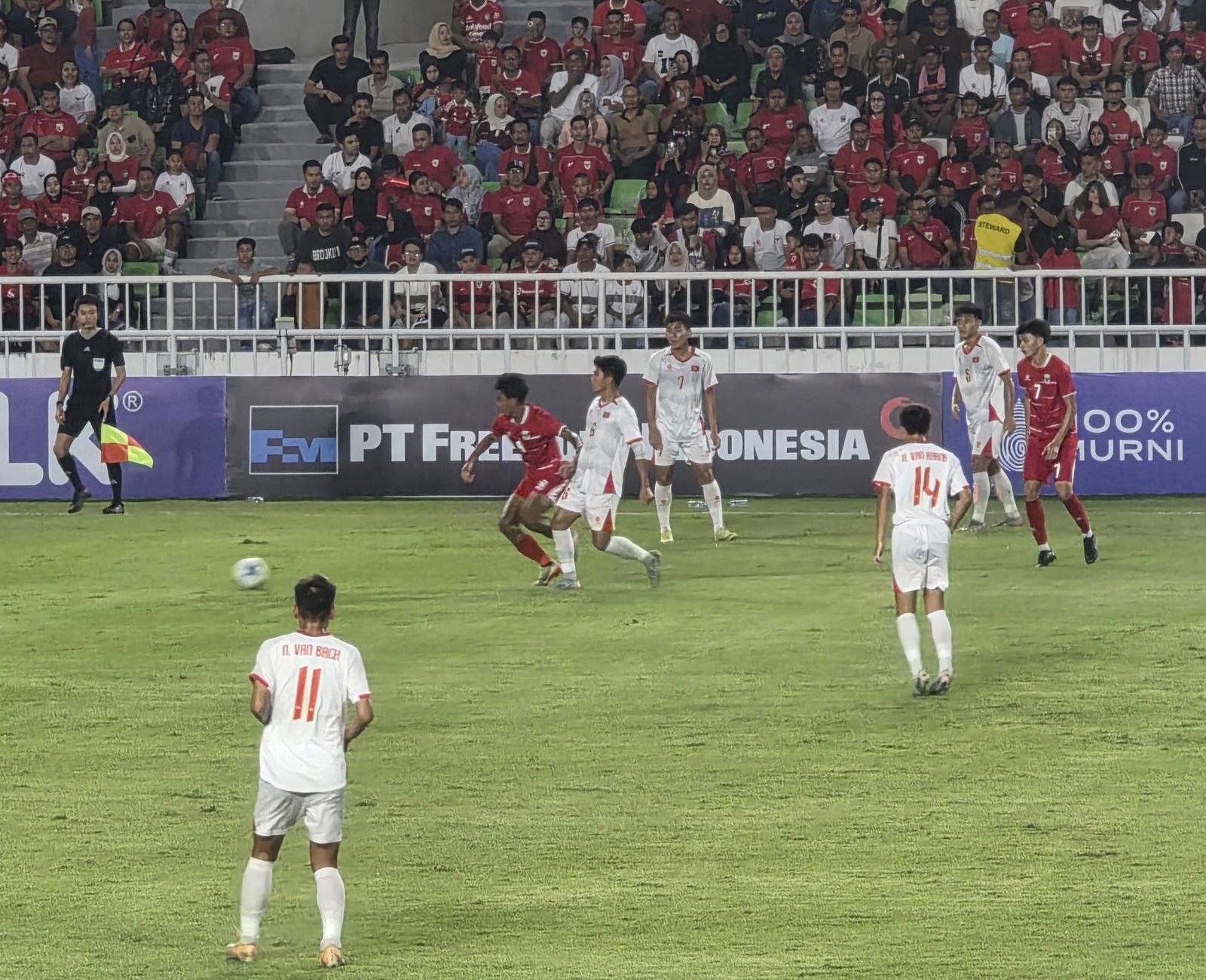 Pemain Indonesia U-19 (jersey merah) berusaha melepas diri dari kawalan pemain Timnas Vietman dalam laga penyisihan Grup A Piala AFF U-19 di Stadion Utama Sumut, Minggu (7/6/2026) malam. Pertandingan tersebut berakhir 2-1 untuk kemenangan Indonesia. Foto: kitamedan.com