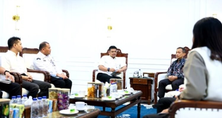 Gubernur Sumatera Utara (Sumut) Muhammad Bobby Afif Nasution menerima audiensi Kepala Otoritas Jasa Keuangan (OJK) Sumut Triyoga Laksito beserta jajaran di ruang kerja Gubernur Sumut, Jalan P. Diponegoro, Medan, Rabu (3/6/2026). Foto/Diskominfo Sumut
