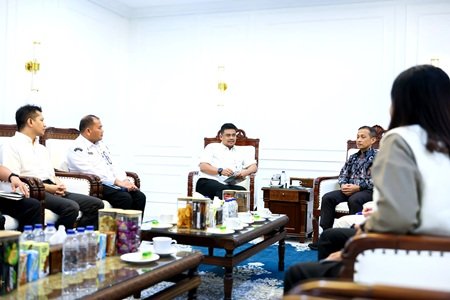 Gubernur Sumatera Utara (Sumut) Muhammad Bobby Afif Nasution menerima audiensi Kepala Otoritas Jasa Keuangan (OJK) Sumut Triyoga Laksito beserta jajaran di ruang kerja Gubernur Sumut, Jalan P. Diponegoro, Medan, Rabu (3/6/2026). Foto/Diskominfo Sumut