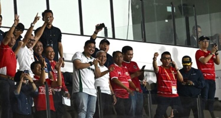 Gubernur Sumut Muhammad Bobby Afif Nasution bersama Wakil Gubernur Sumut Surya, Sekdaprov Sumut Sulaiman Harahap, Bupati Serdangbedagai Dharma Wijaya, serta sejumlah OPD Provinsi Sumut bersorak gembira saat Timnas U-19 Indonesia berhasil membobol gawang Timnas U-19 Timor Leste pada penyisihan Grup A Piala AFF 2026 di Stadion Utama Sumatera Utara, Deliserdang, Kamis (4/6/2026). Timnas U-19 Indonesia berhasil memenangkan laga dengan skor 3-0. Foto/Diskominfo Sumut