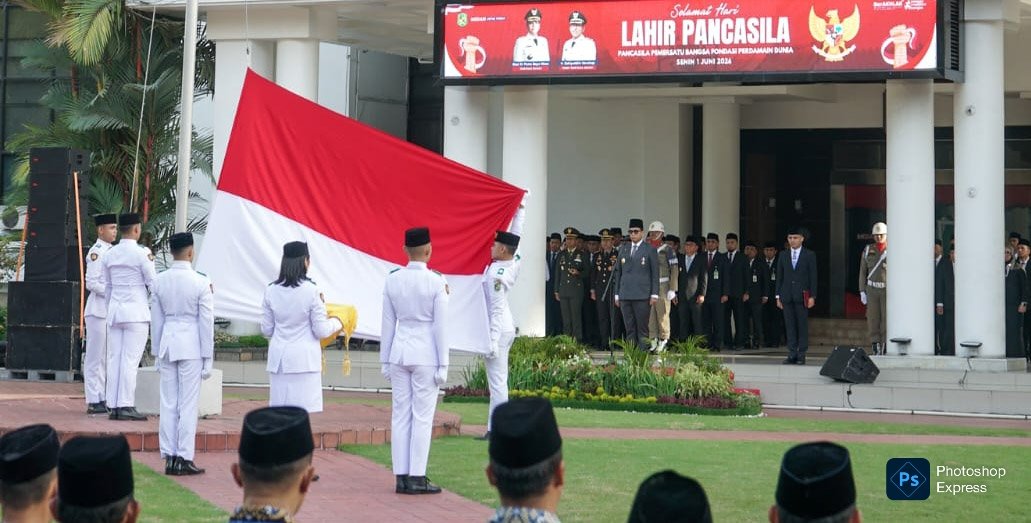 Rico Waas jadi inspektur di upacara Hari Kelahiran Pancasila di halaman Kantor Walikota Medan. (Kominfo Medan Dok)