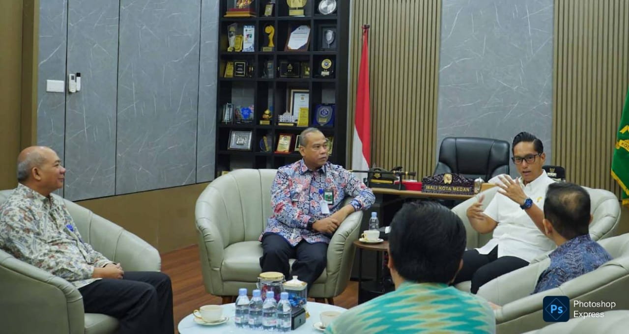 Rico Waas terima kunjungan kerja Kementerian Keuangan RI di ruang kerja. (Kominfo Sumut Dok)