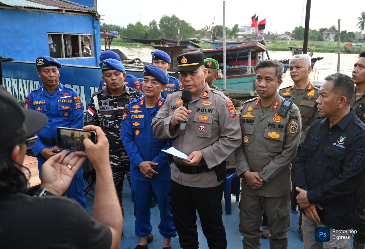 Kasat Pol Pp Hasrimy Muttaqien didampingi Dit Polair Polda Sumut berikan keterangan pers pada wartawan. (Kominfo Sumut Dok)