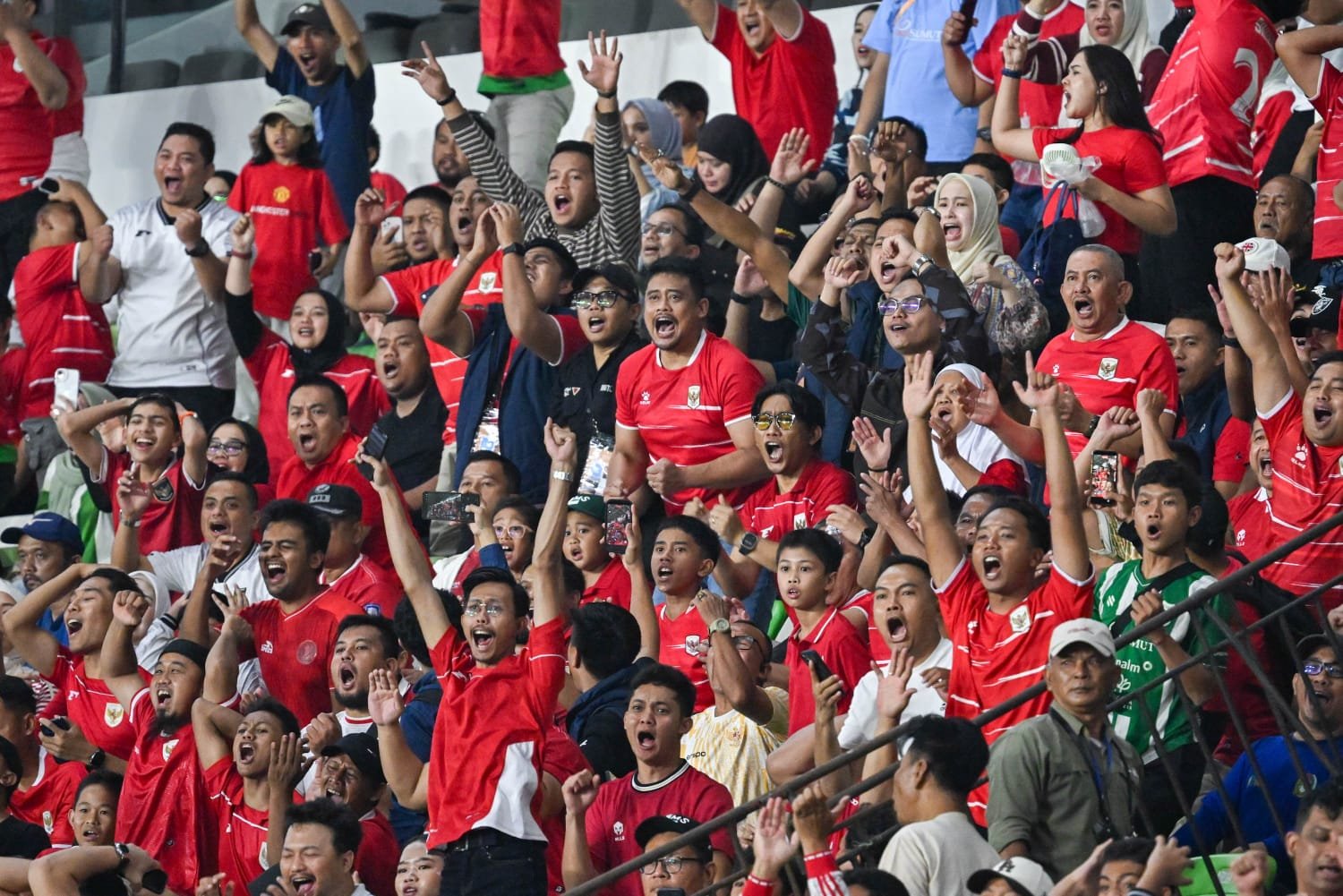 Gubernur Sumut bersama puluhan ribu penonton lajnbya saat menyaksikan laga Timnas Indonesia melawan Vietnam di Stadion Utama Sumut kemarin. Foto: IST