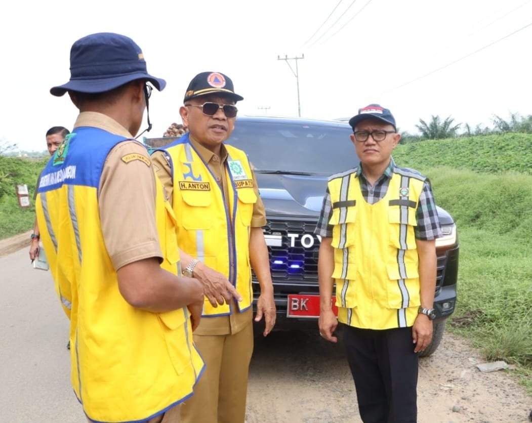 Bupati Simalungun Anton Achmad Saragih saat menijau ruas jalan yang diperbaiki. Foto: Dinas Kominfo Simalungun