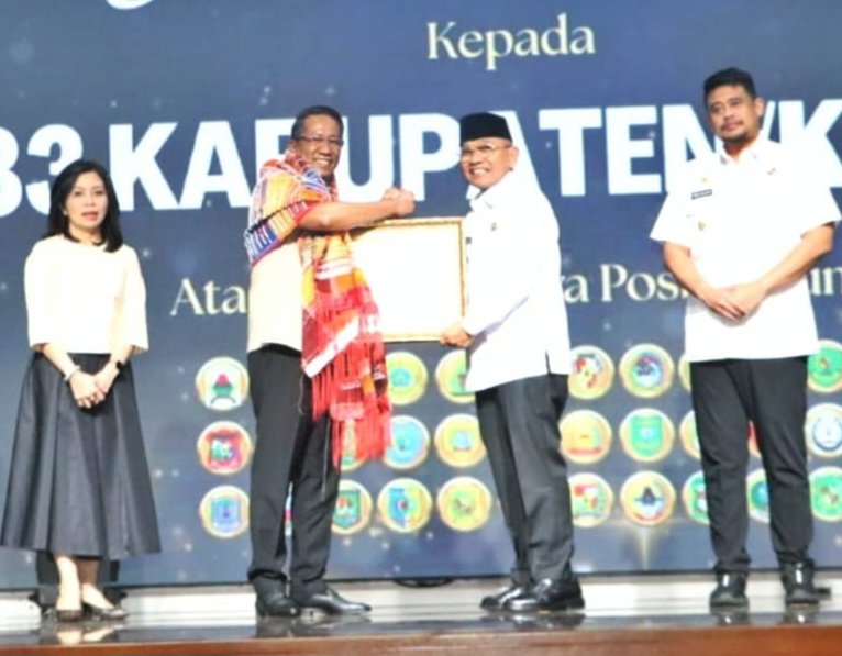 Bupati Simalungun Anton Achmad Saragih saat menerima penghargaan dari Menteri Hukum RI, Supratman Andi Agtas Simalungun karena telah membentuk 413 Posbankum di Simalungun. Foto: Dokumen Dinas Kominfo Simalungun