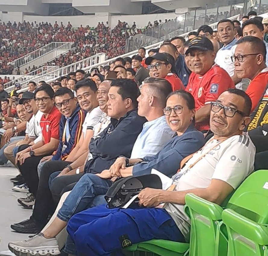Gubernur Sumut Bobby Afif Nasution bersama Menpora RI, Erick Thohir saat menyaksikan laga semifinal Piala AFF U-19 antara Timnas Indonesia melawan Timnas Australia di Stadion Utama Sumut, Kamis (11/6/2026). Foto: kitamedan.com