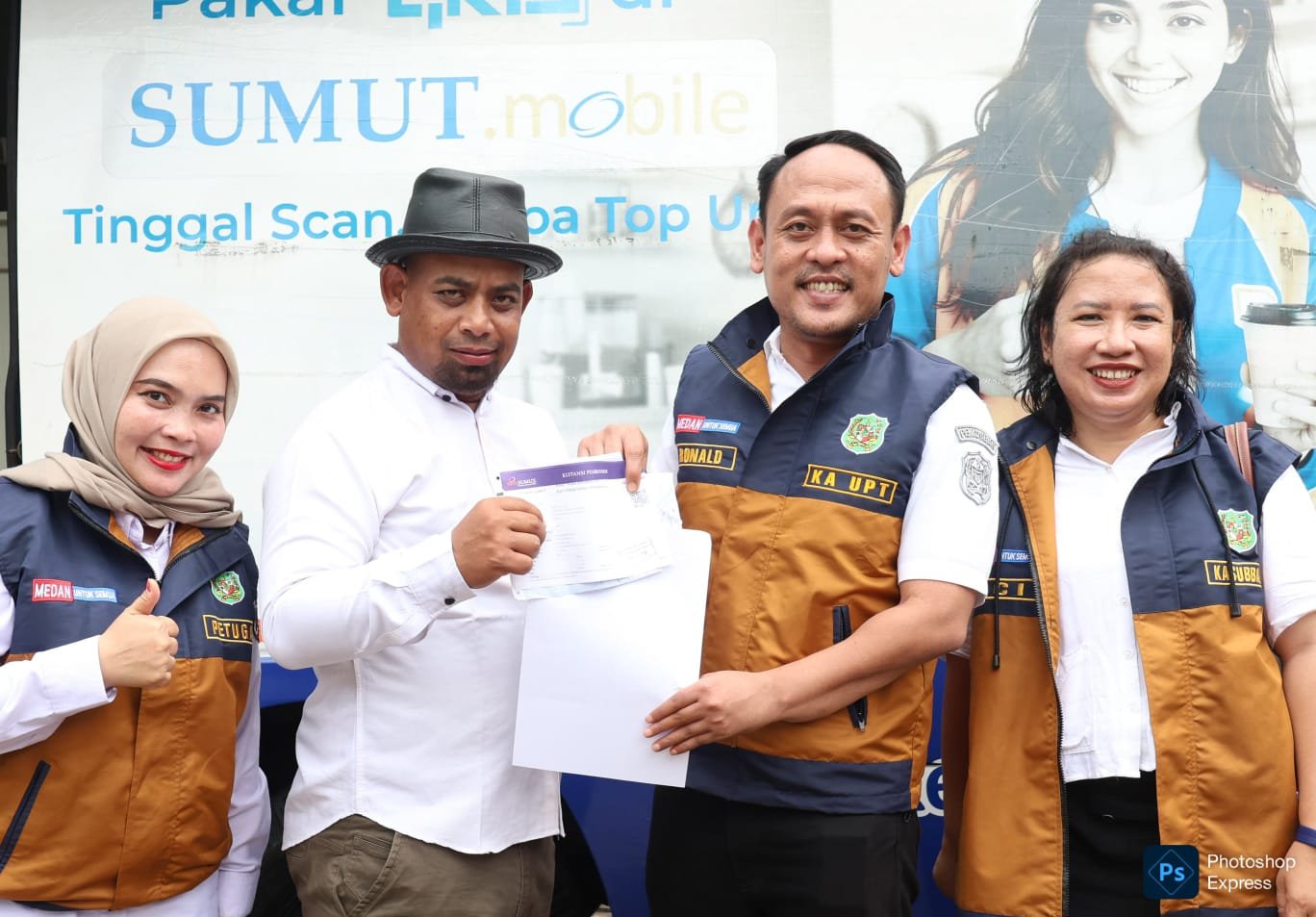 Kepala UPT I Bapenda Medan, Ronald F. Tarigan menerima pembayaran pajak dari warga Kota Medan. (Ist)