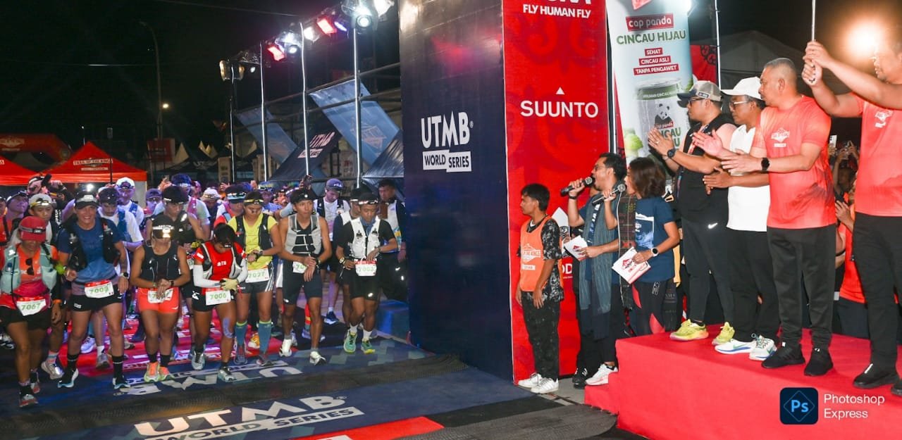 IMG-20260614-WA0031 Muhammad Bobby Afif Nasution didampingi Pj Sekdaprov Sumut Sulaiman Harahap, serta Bupati Samosir Vandiko Gultom lepas para pelari kategori 100 km event Trail Of The King (TOTK) UTMB 20026 di Pangururan Samosir. (Kominfo Sumut Dok)