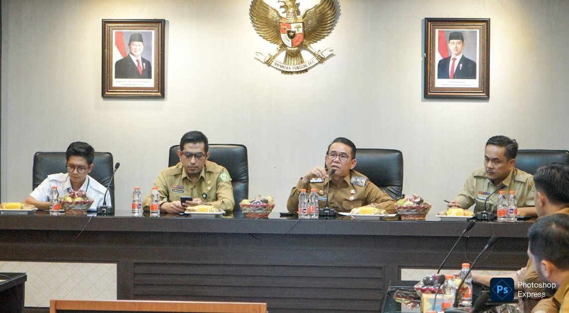 IMG-20260615-WA0029(1) Zakiyuddin saat memimpin rapat lanjutan persiapan revitalisasi RSUD Dr. Pirngadi di Balai Kota Medan. (Kominfo Medan Dok)